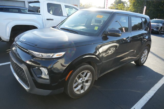 Used 2022 Black Kia S image 10