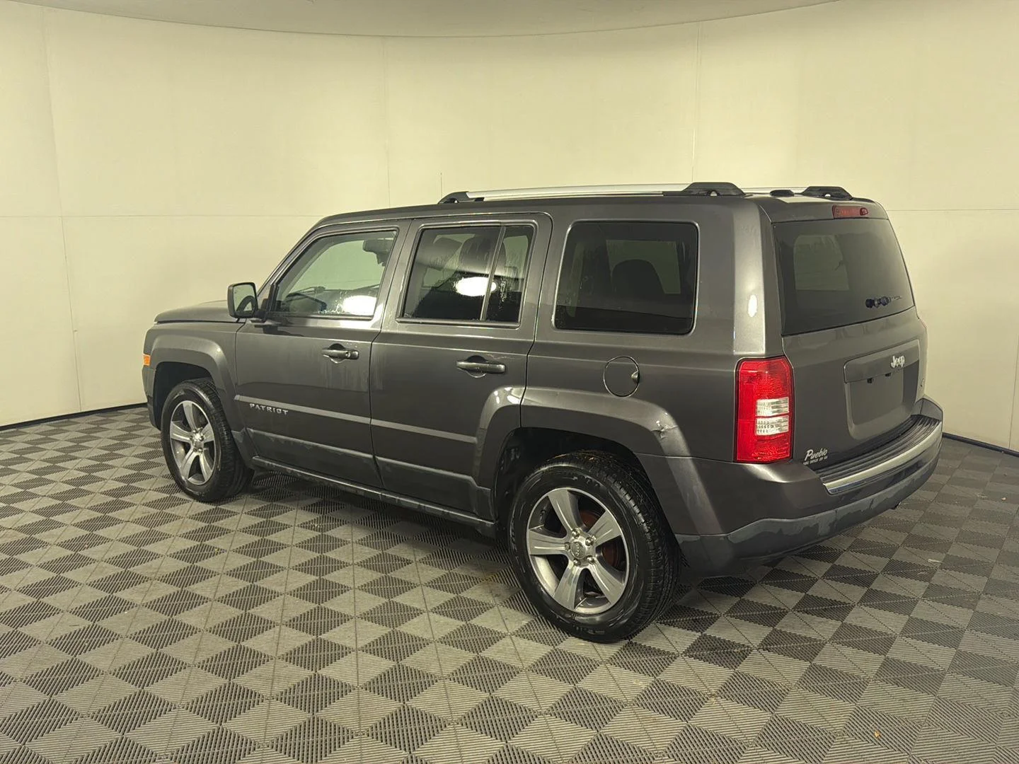 Used 2017 Granite Crystal Metallic Clearcoat Jeep High Altitude image 3