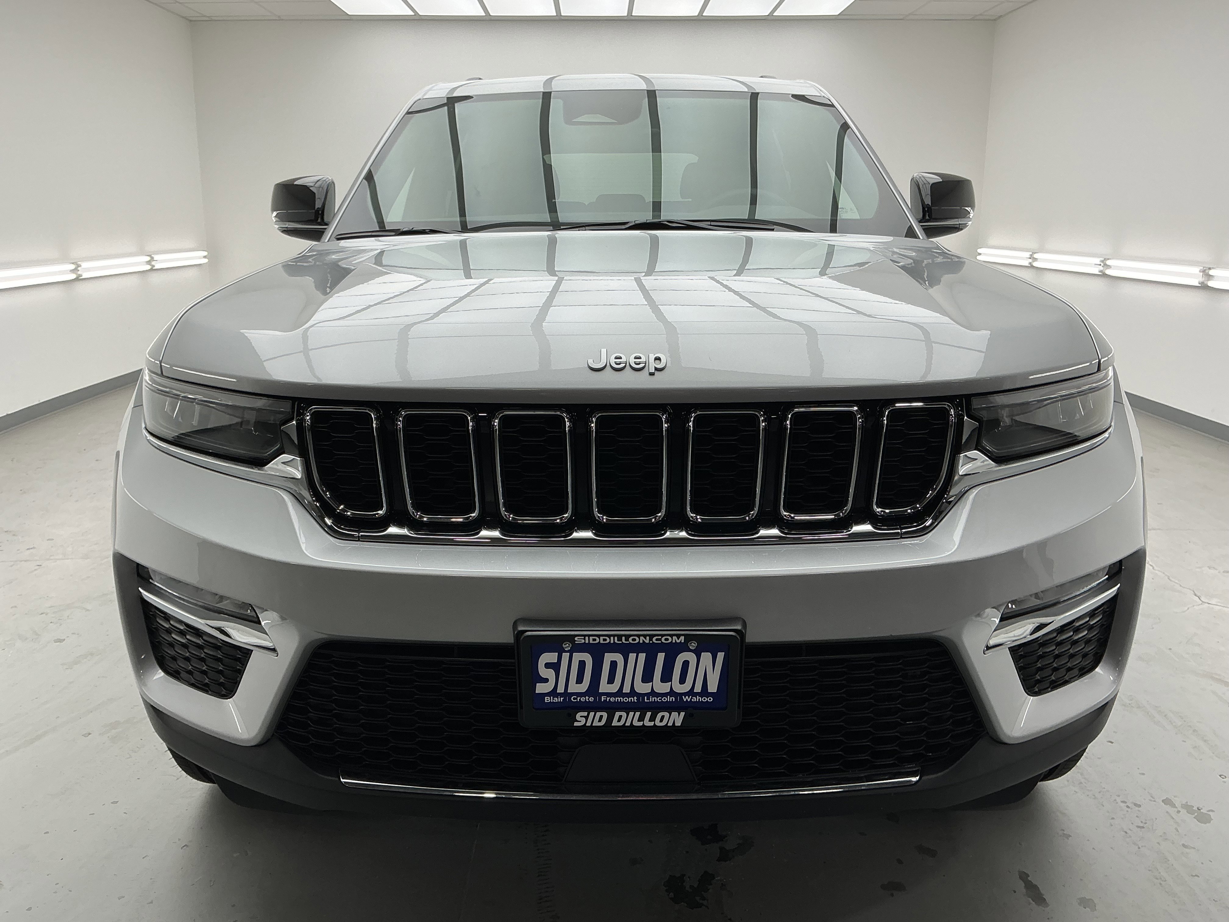 Used 2025 Silver Zynith Jeep Limited image 2