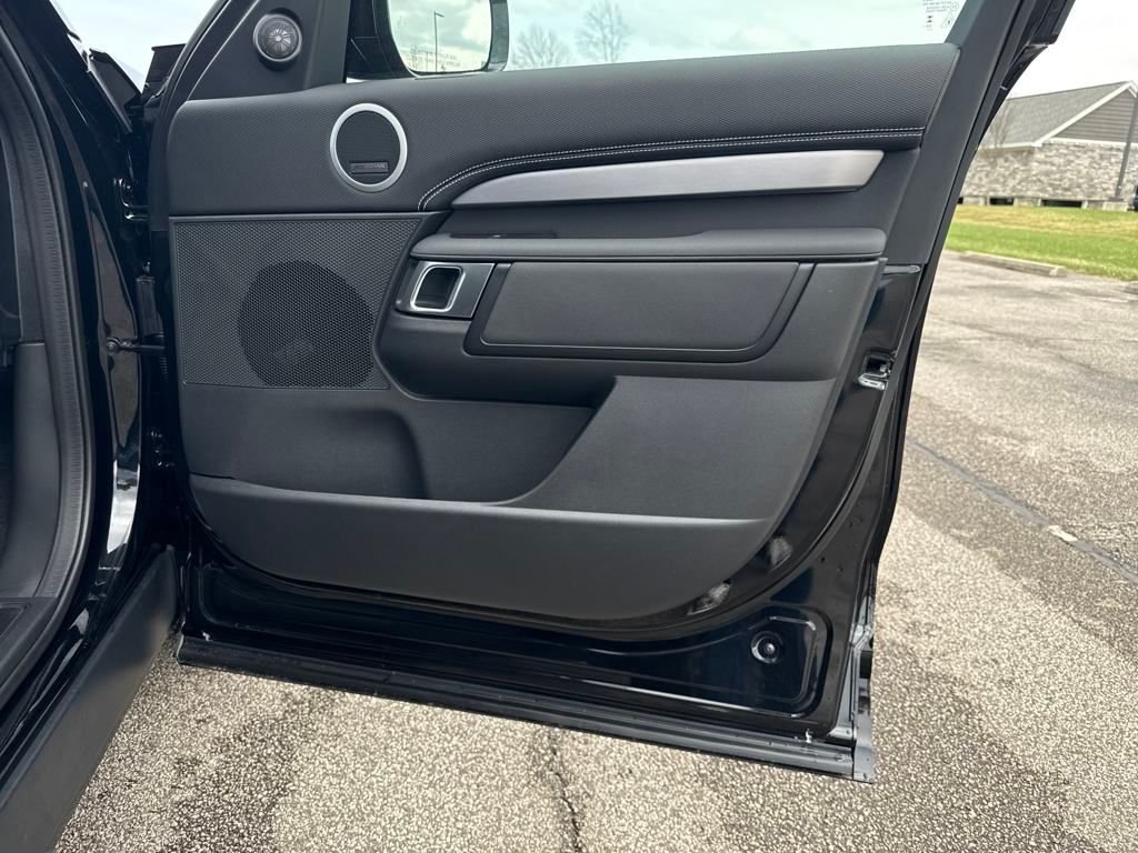 Used 2025 Black Land Rover Dynamic SE image 17
