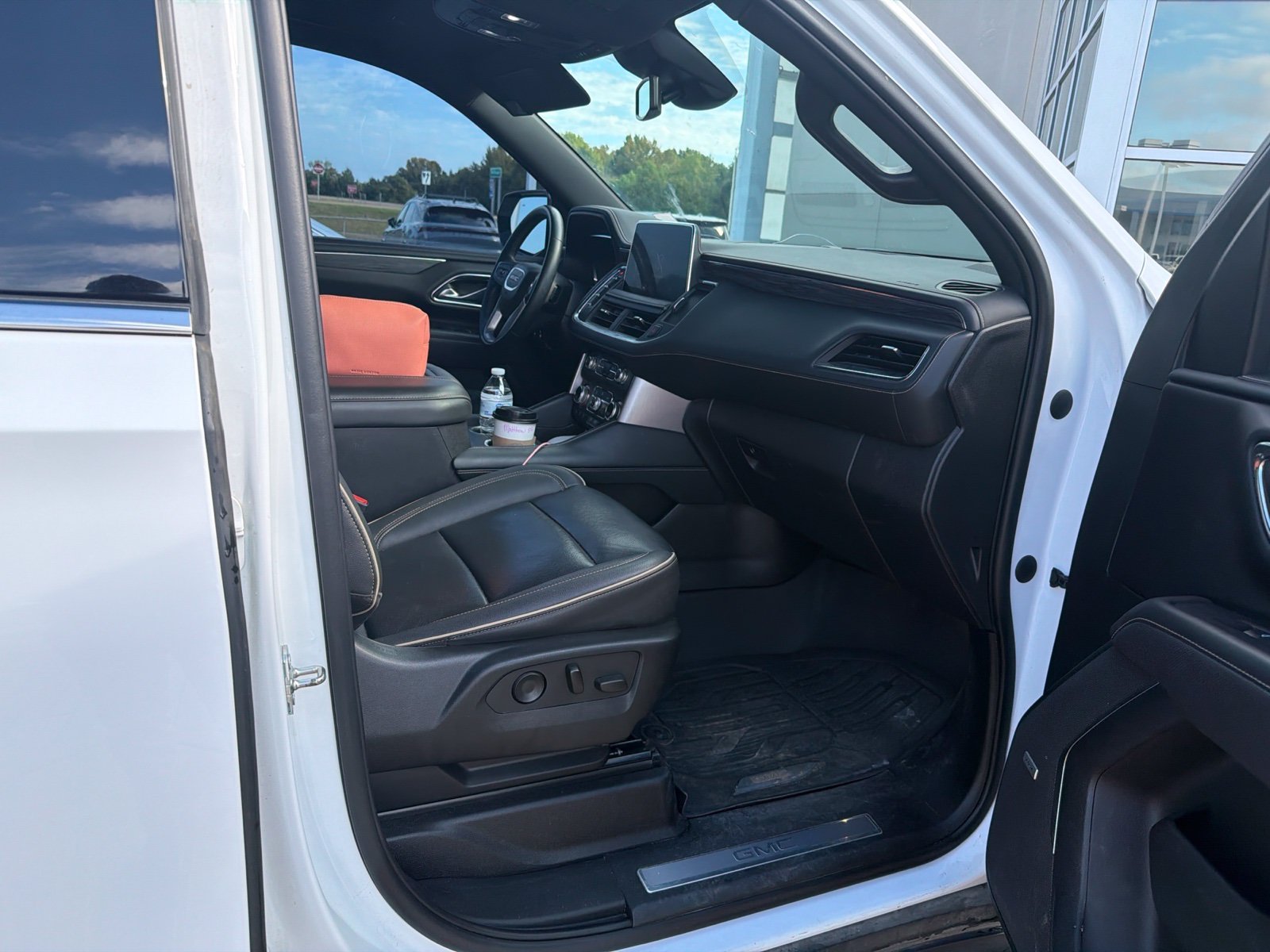 Used 2023 White GMC SLT image 10