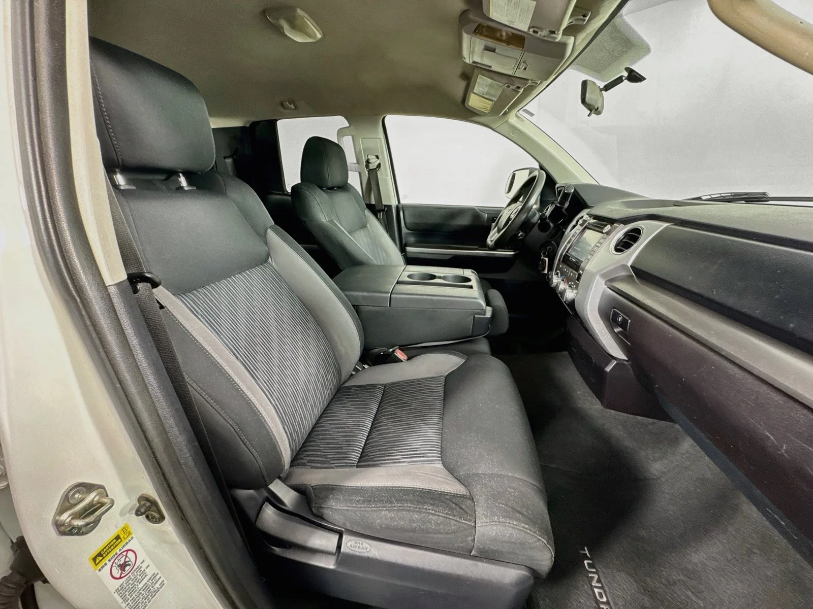 Used 2016 White Toyota SR5 image 22
