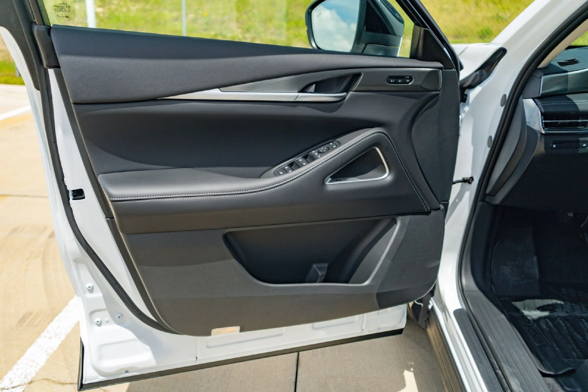 New 2027 RADIANT WHITE INFINITI Luxe FWD image 20