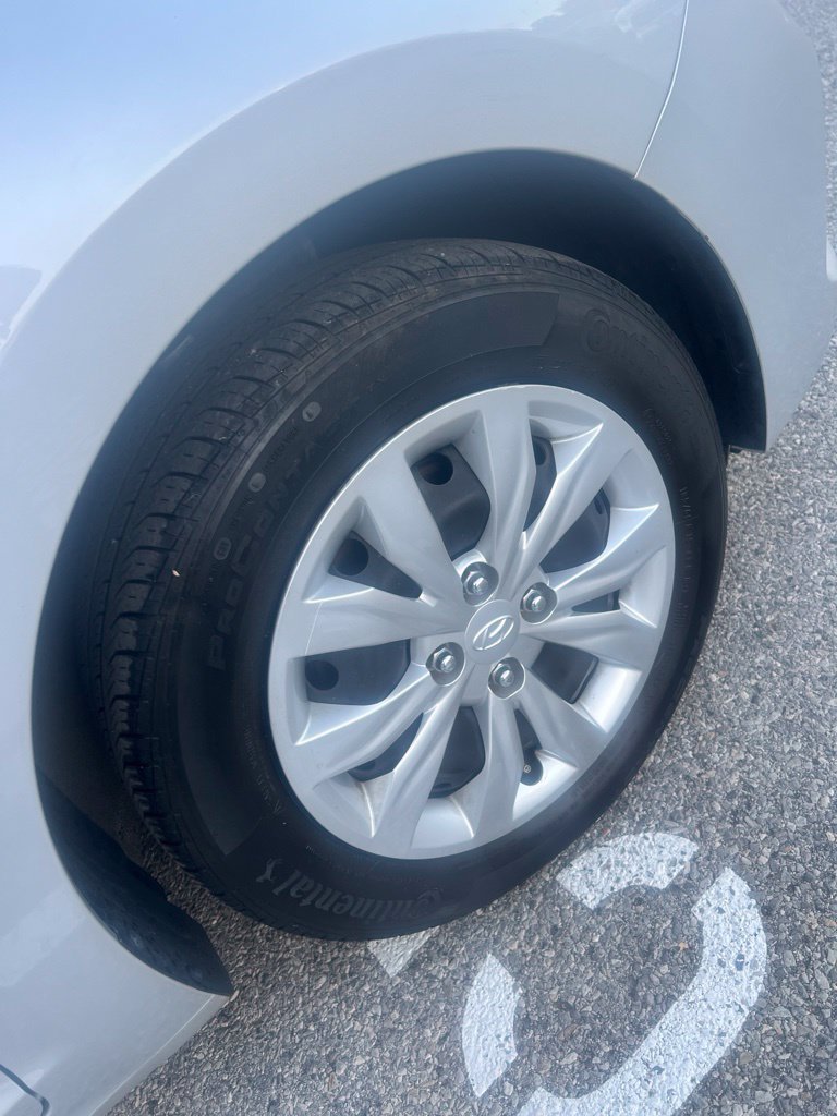 Used 2021 Silver Hyundai SE image 7