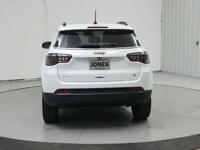 New 2026 Bright White Clear-Coat Exterior Paint Jeep Latitude image 7