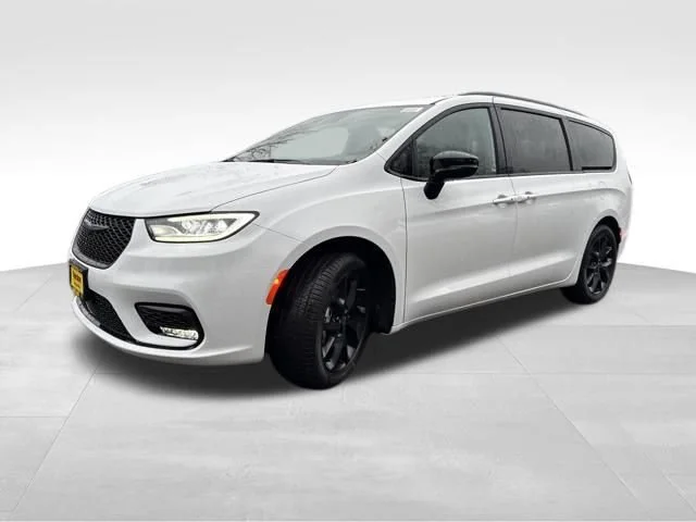 New 2026 Bright White Clear-Coat Exterior Paint Chrysler Select image 3