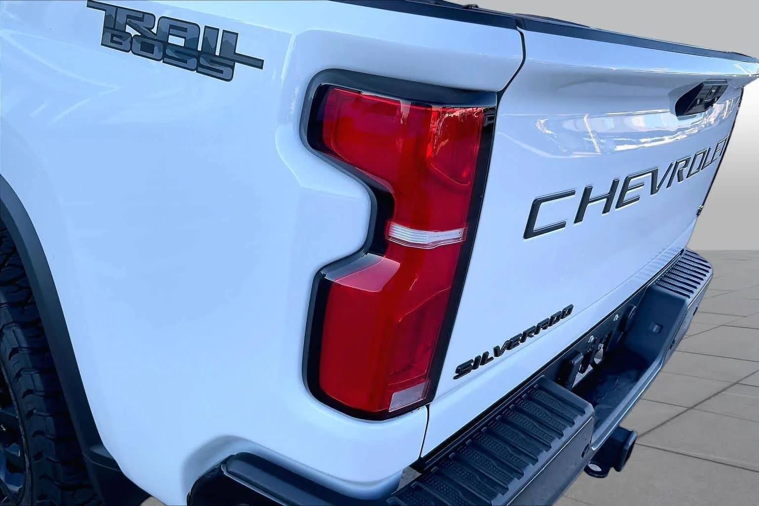 Used 2025 Summit White Chevrolet LT image 25