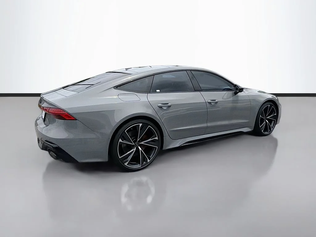 Used 2022  Audi 4.0T image 5