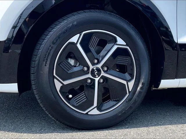 Used 2023 White Kia SX image 9