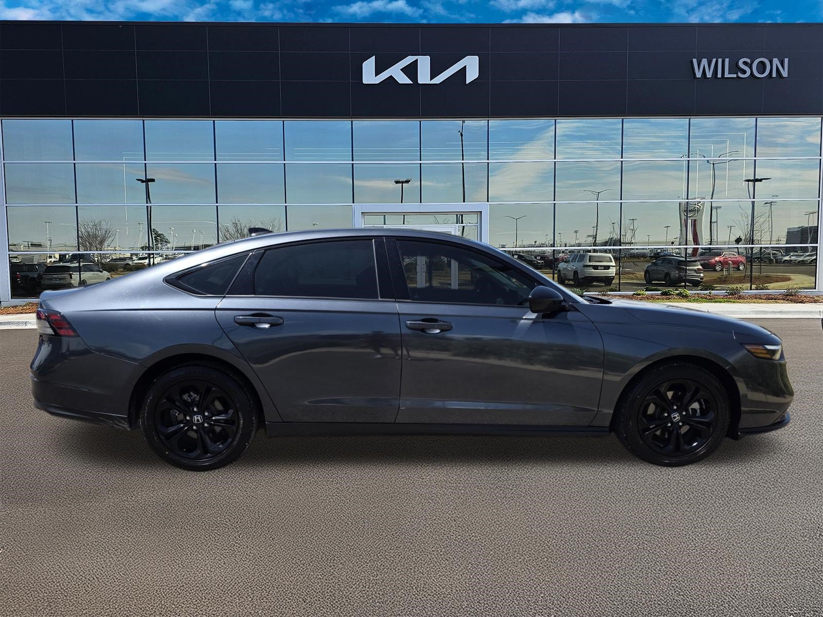 Used 2025 Urban Gray Pearl Honda SE image 4
