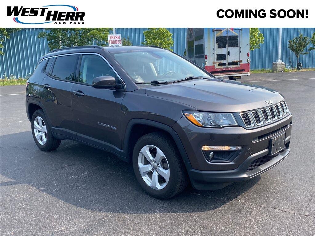 Used 2018 Granite Crystal Metallic Clearcoat Jeep Latitude image 1