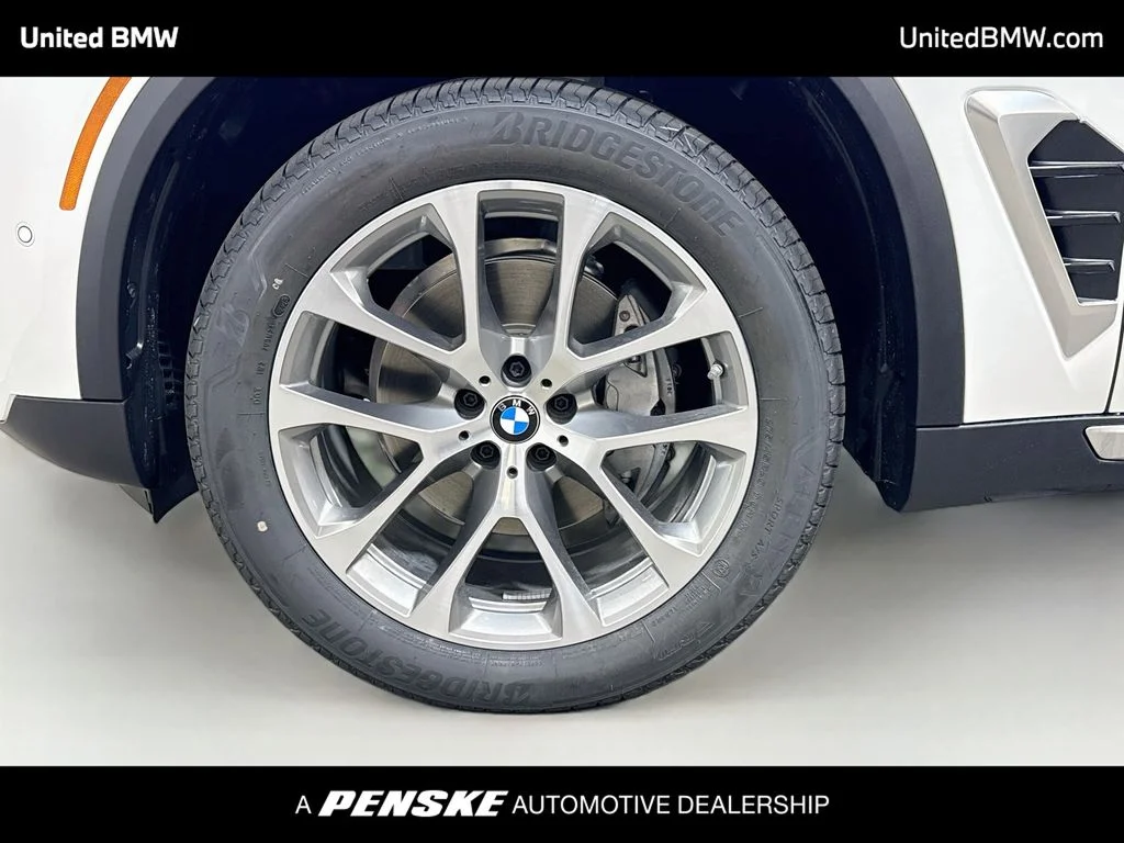 New 2026 Alpine White BMW sDrive40i image 2