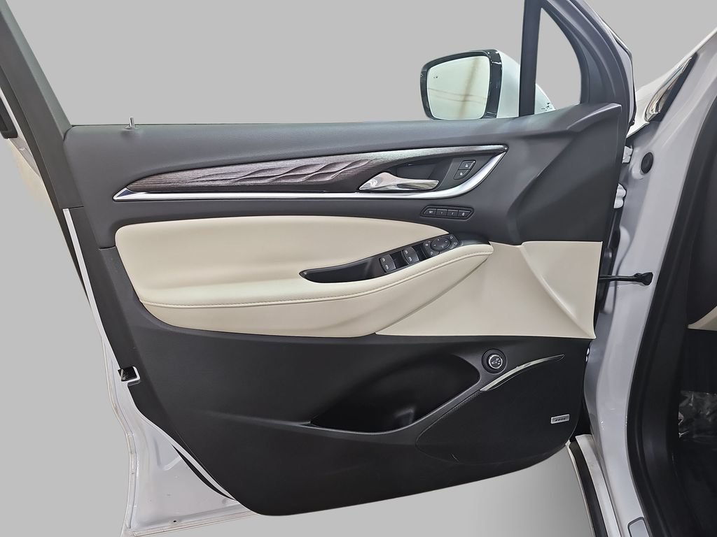 Used 2023 WHITE FROST TRICOAT Buick Avenir image 33