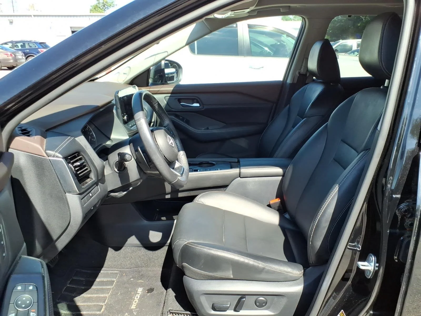 Used 2022 Super Black Nissan SL image 5