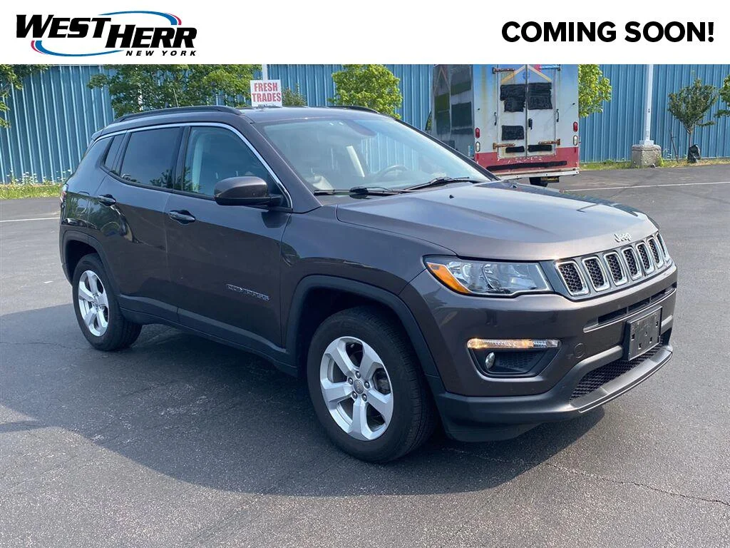 Used 2018 Granite Crystal Metallic Clearcoat Jeep Latitude image 1