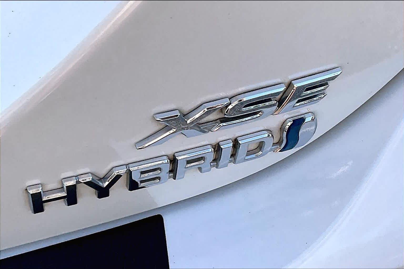 Used 2021 Wind Chill Pearl/Midnight Black Metallic Toyota Hybrid XSE image 9