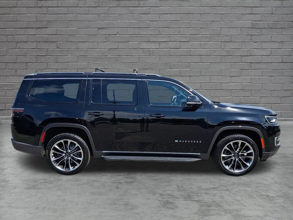 Used 2022 Diamond Black Crystal Pearlcoat Jeep Series II image 13