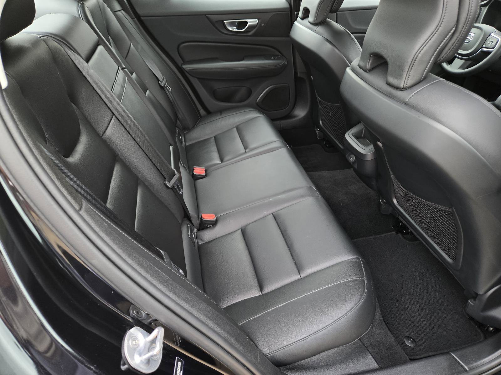 Used 2024 Onyx Black Metallic Volvo Core Dark Theme image 28