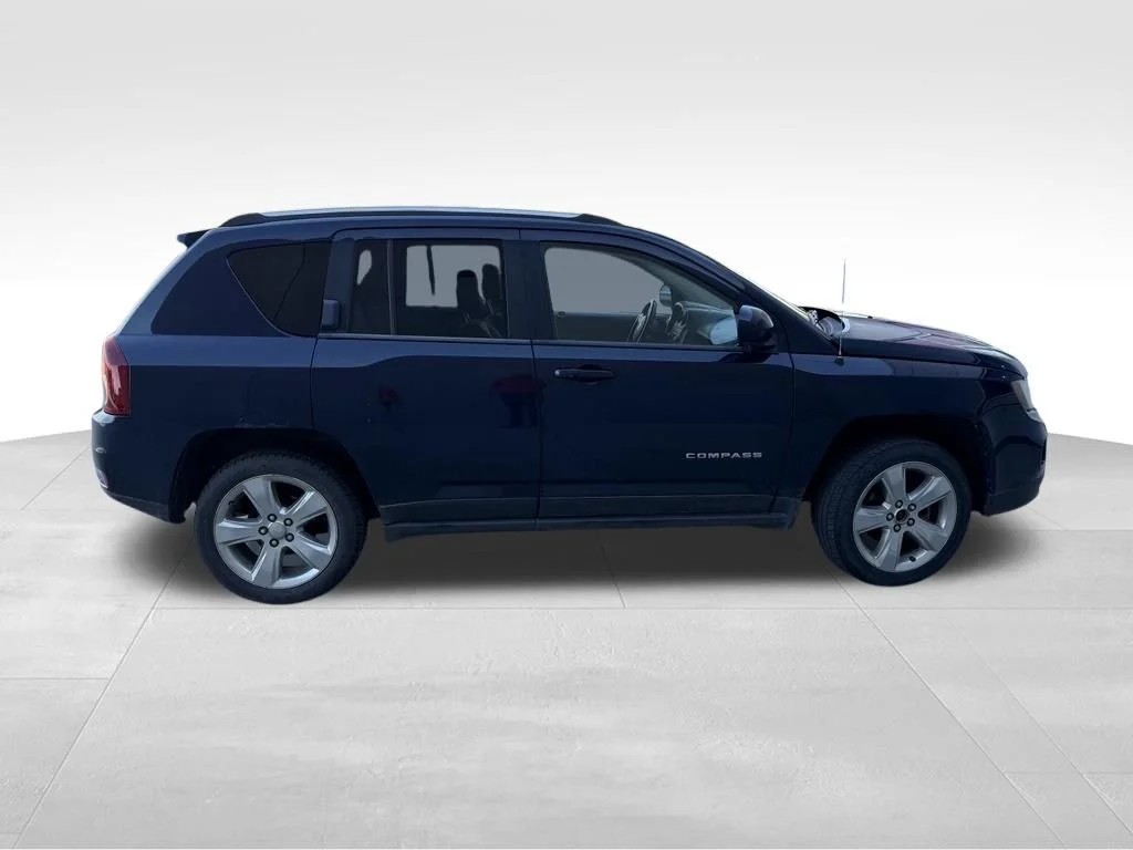 Used 2014 Blue Jeep Latitude image 3