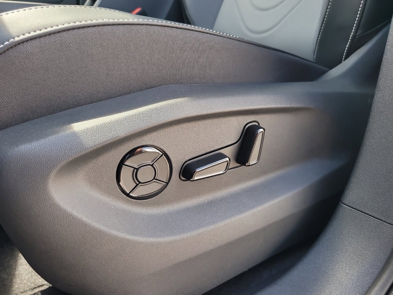 New 2026 Platinum Gray Metallic Volkswagen SE image 17