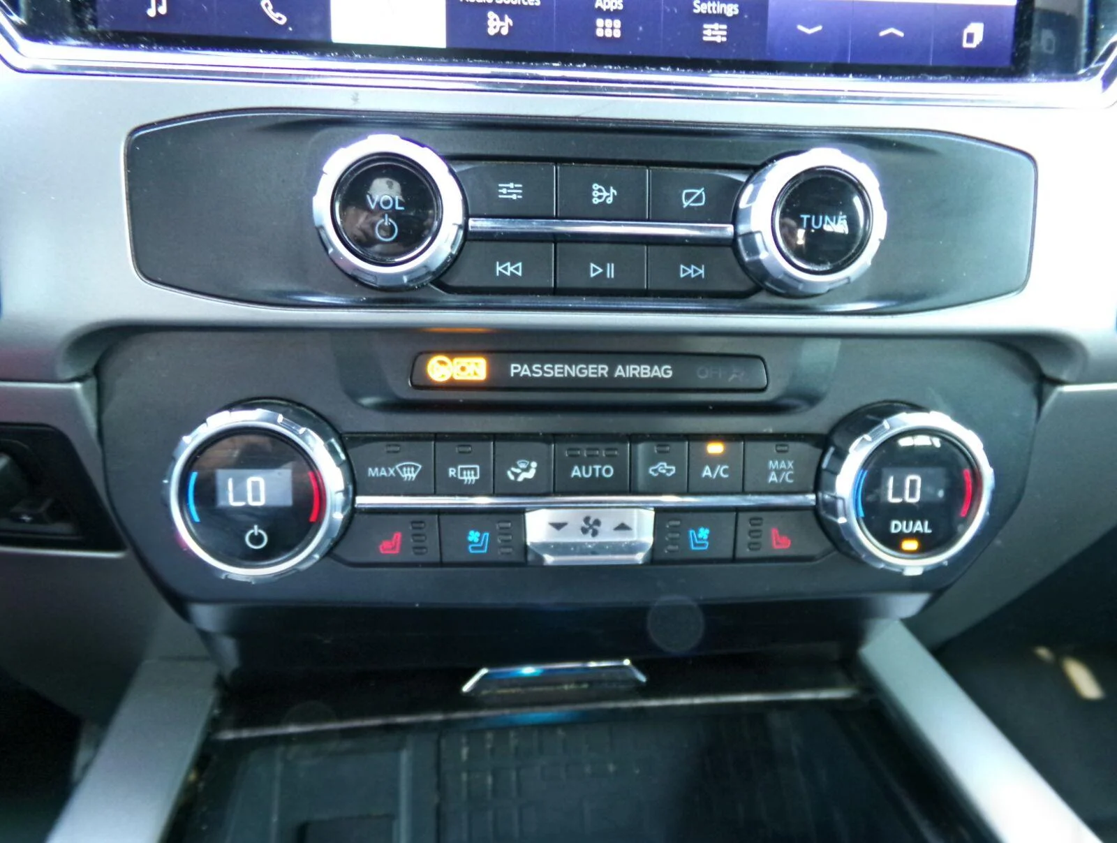 Used 2022 Iconic Silver/Carbonized Gray Ford Lariat image 11