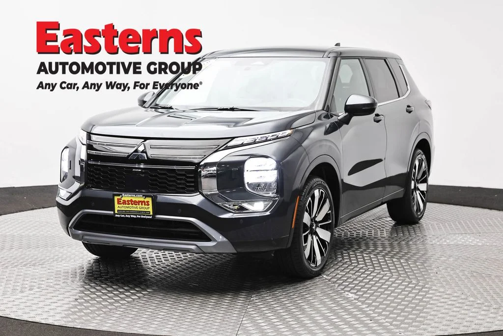 Used 2025 Gray Mitsubishi SE image 1