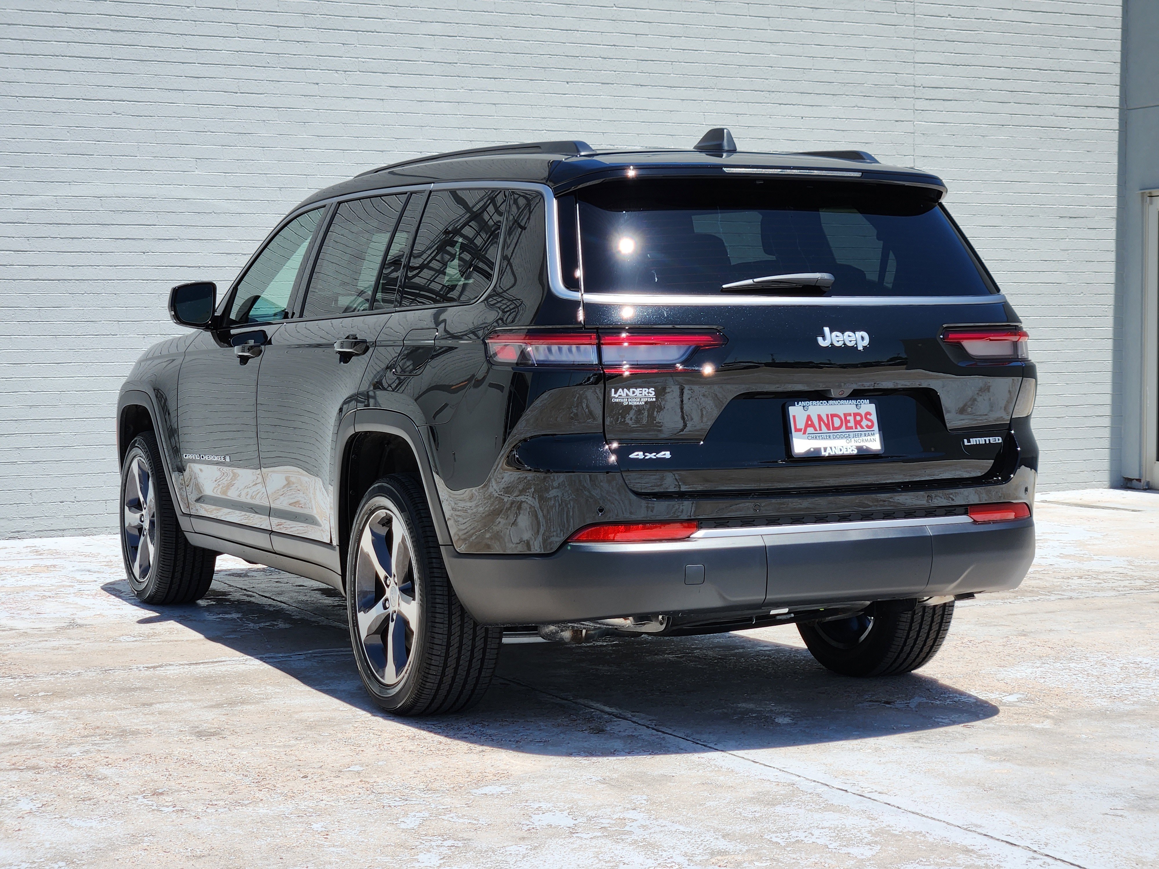 New 2026 Diamond Black Crystal Pearlcoat Jeep Limited image 3