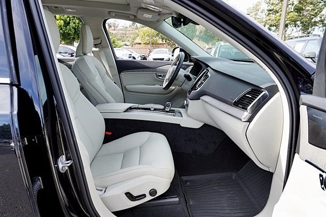 Used 2025 Black Volvo B6 Plus 6-Seater image 10