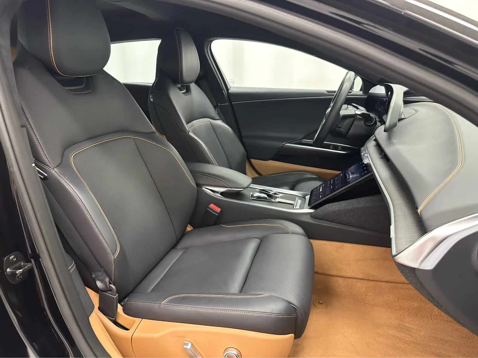 Used 2025 Infinite Black Metallic Lucid Touring image 15