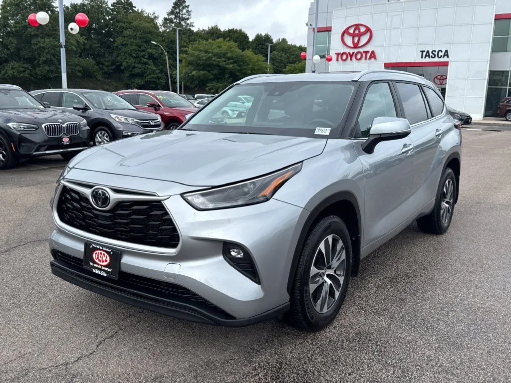 Used 2025 Silver Toyota XLE image 3