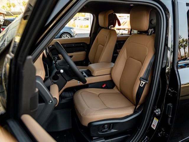 New 2026 Santorini Black Land Rover X-Dynamic SE image 13