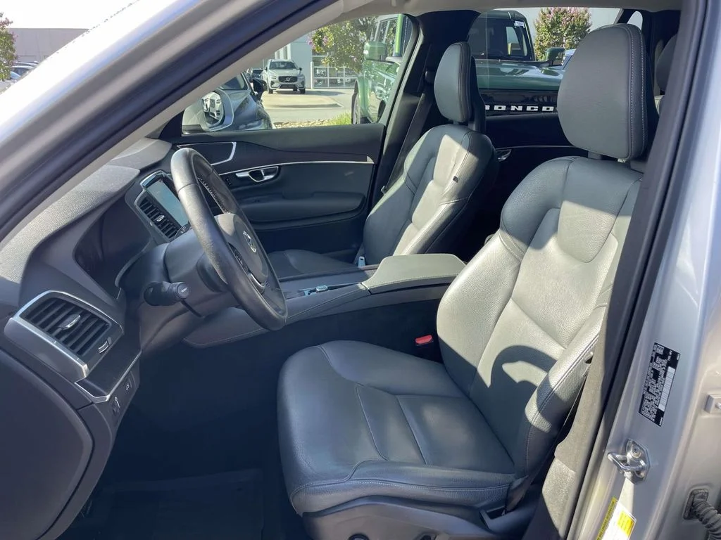 Used 2020 Bright Silver Metallic Volvo Momentum image 8