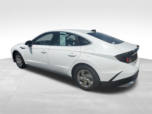 Used 2025 White Hyundai SE image 6