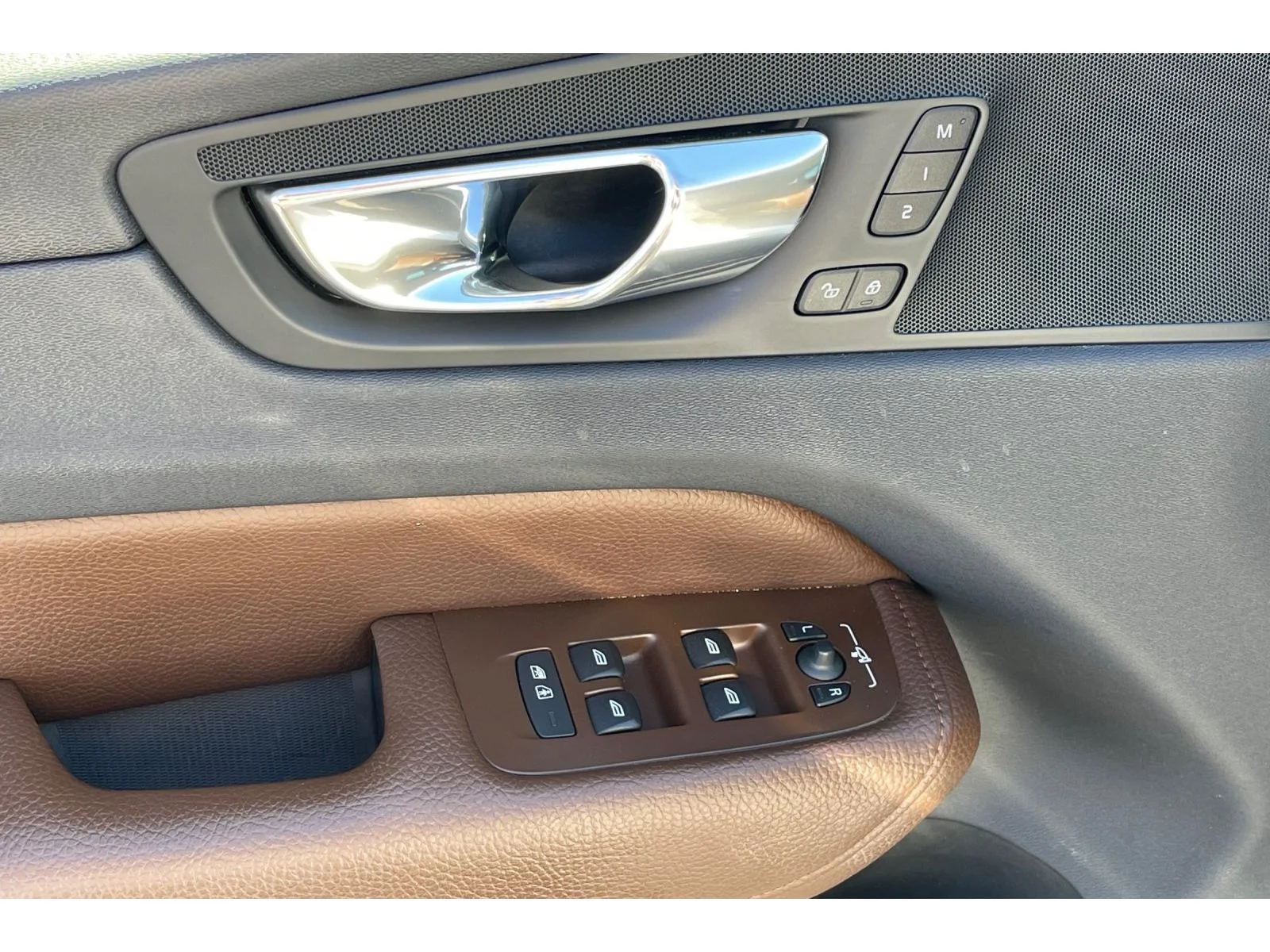 Used 2018 Ice White Volvo Momentum image 13