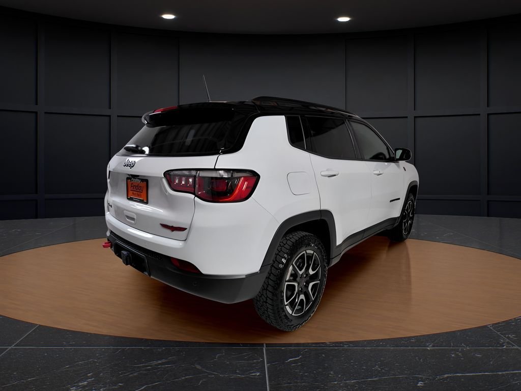 New 2026 Bright White Clear-Coat Exterior Paint Jeep Trailhawk image 7