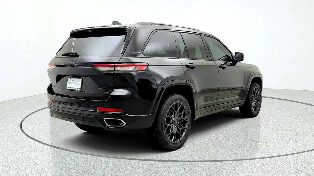 Used 2025 Diamond Black Crystal Pearlcoat Jeep Summit 4x4 w/ High Altitude, Hands-Free ADA & Night Vision image 5