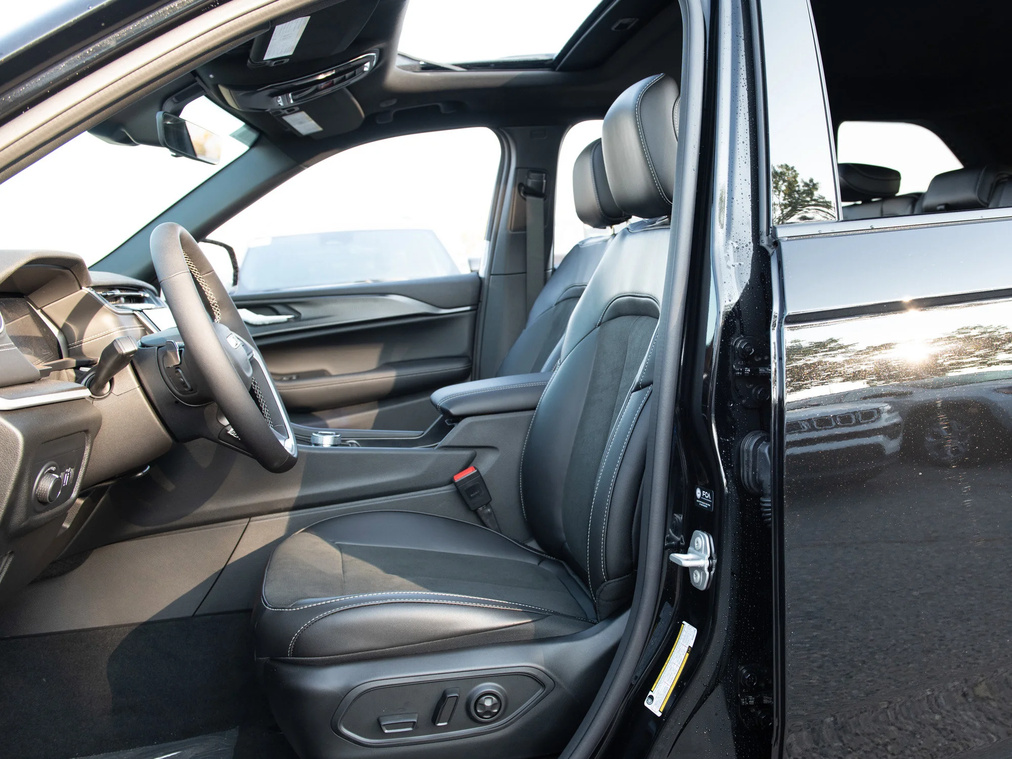 New 2025 Black Jeep Altitude* 4x4, Sunroof, Trailer Tow Pkg, Heated Leather image 19