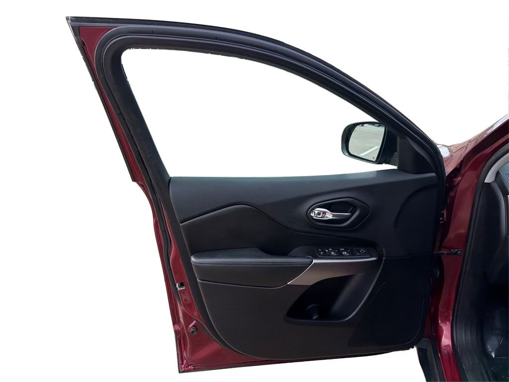 Used 2019 Velvet Red Pearlcoat Jeep Latitude Plus image 20