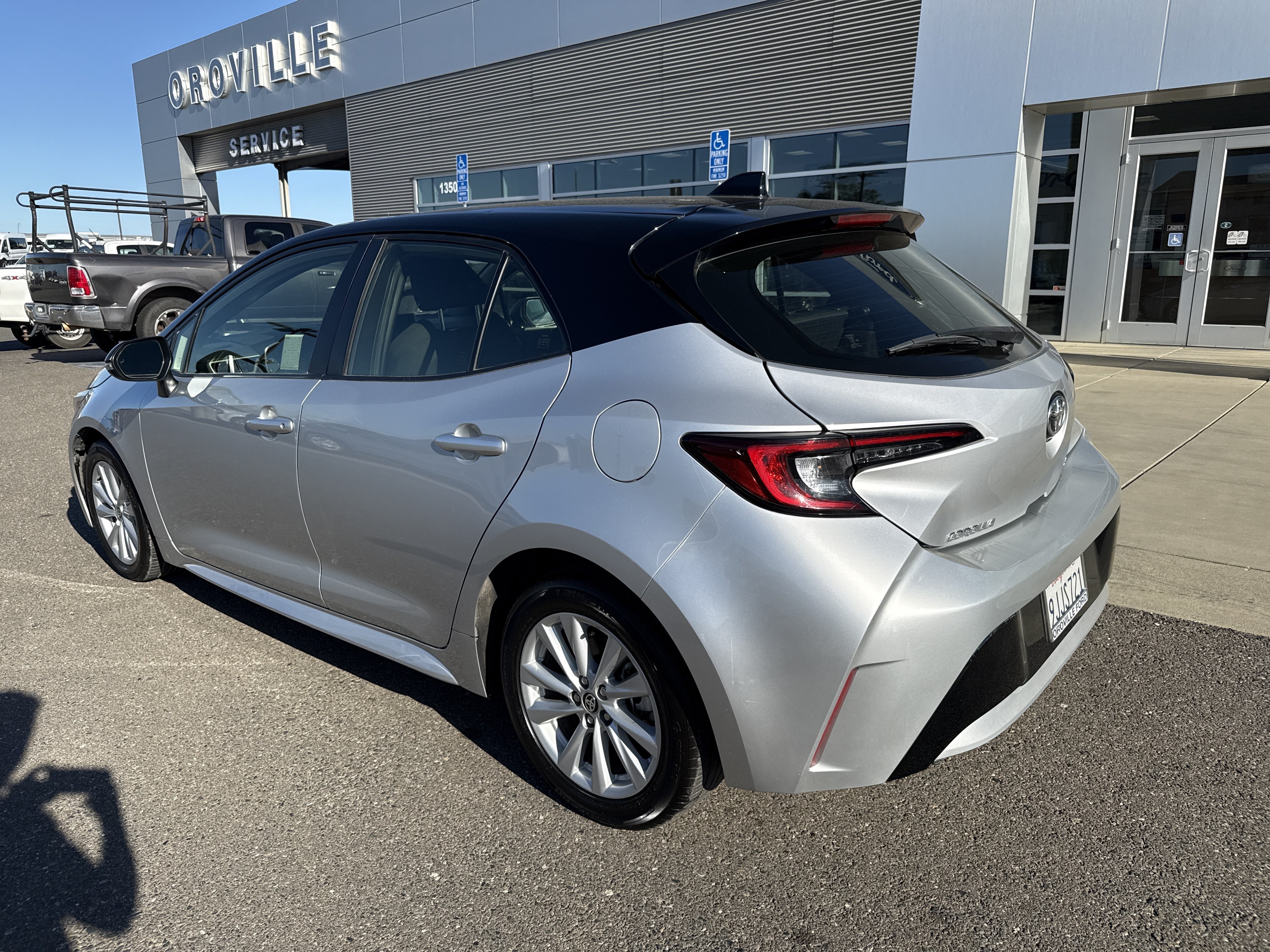 Certified Used 2023 Classic Silver / Midnight Black Metallic Toyota SE image 3