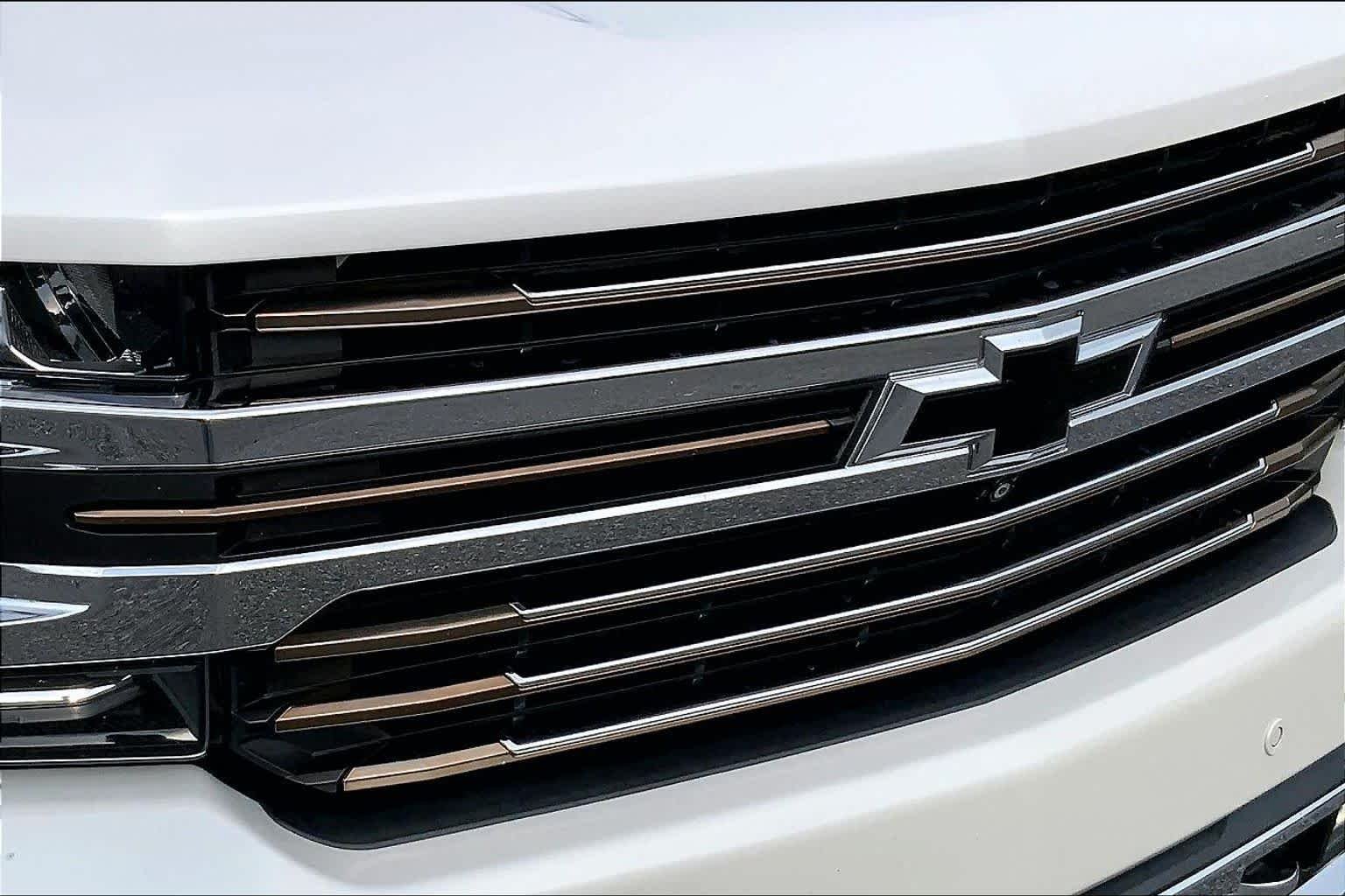 Used 2019 Iridescent Pearl Tricoat Chevrolet High Country image 27
