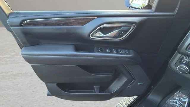 Used 2022 Black Chevrolet Z71 image 17