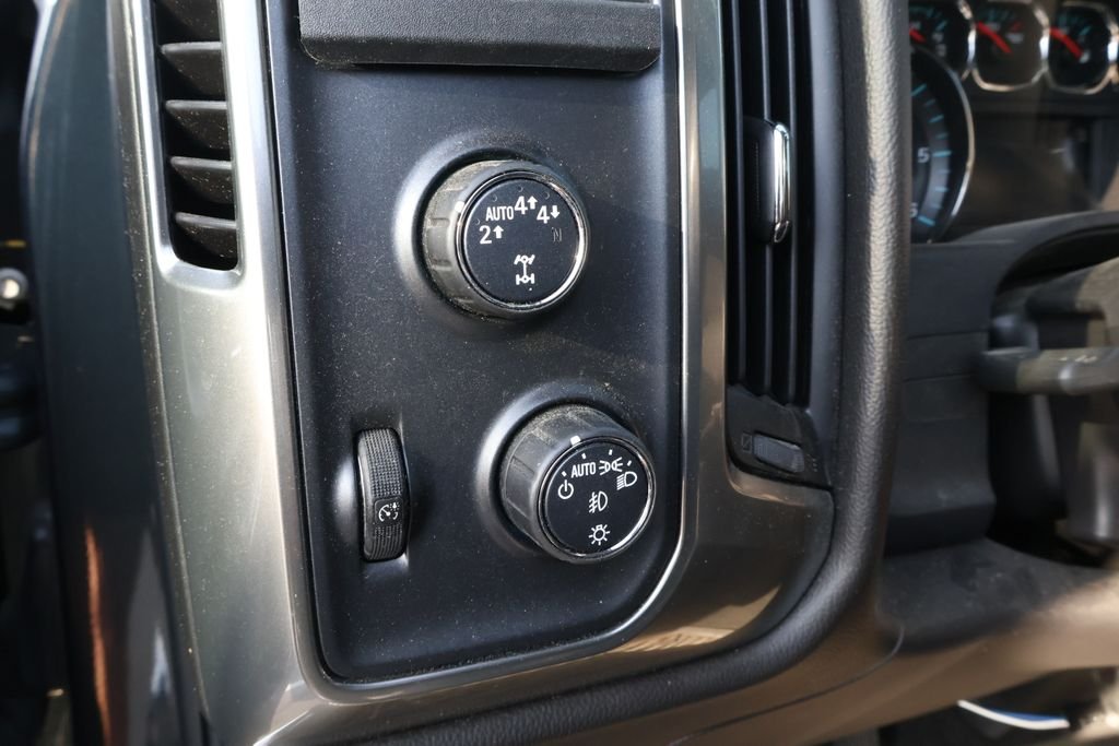 Used 2018 GRAPHITE METALLIC Chevrolet LT image 17