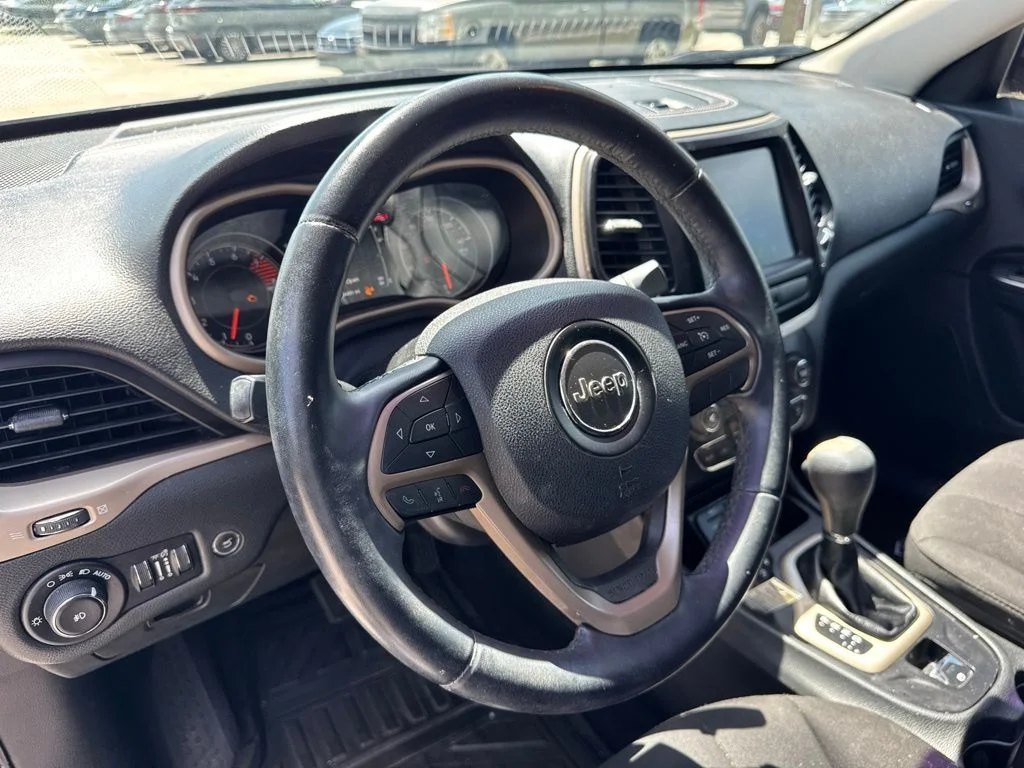 Used 2016 Granite Crystal Clearcoat Metallic Jeep Latitude image 9