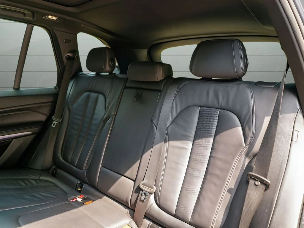Used 2019 Gray BMW xDrive40i image 43