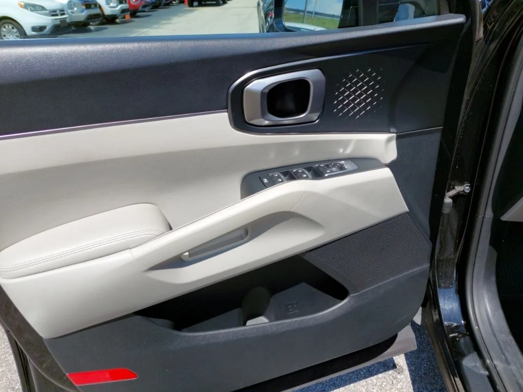Used 2023 Aurora Black Kia EX image 4
