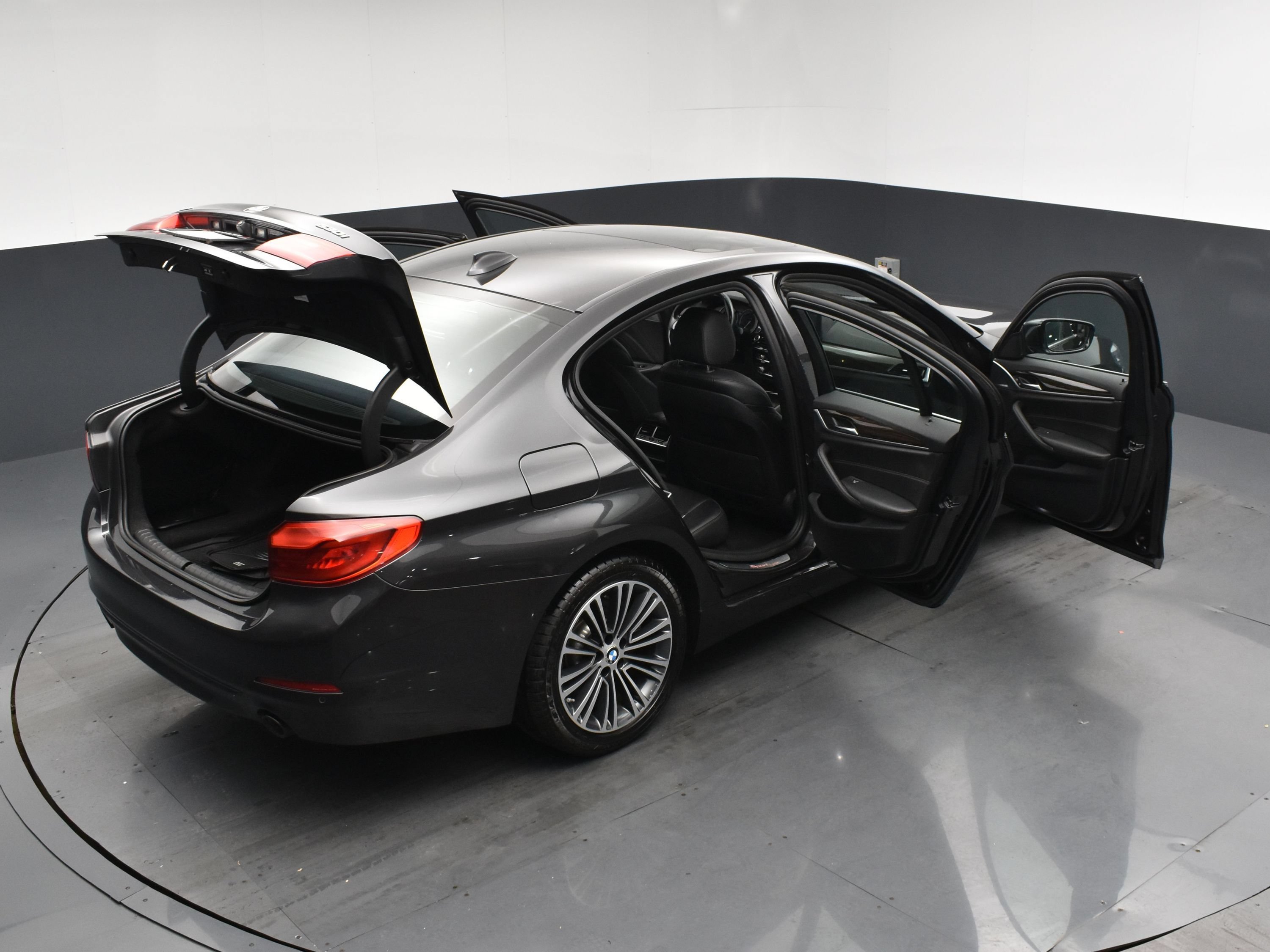 Used 2019 Dark Graphite Metallic BMW 530i xDrive image 25