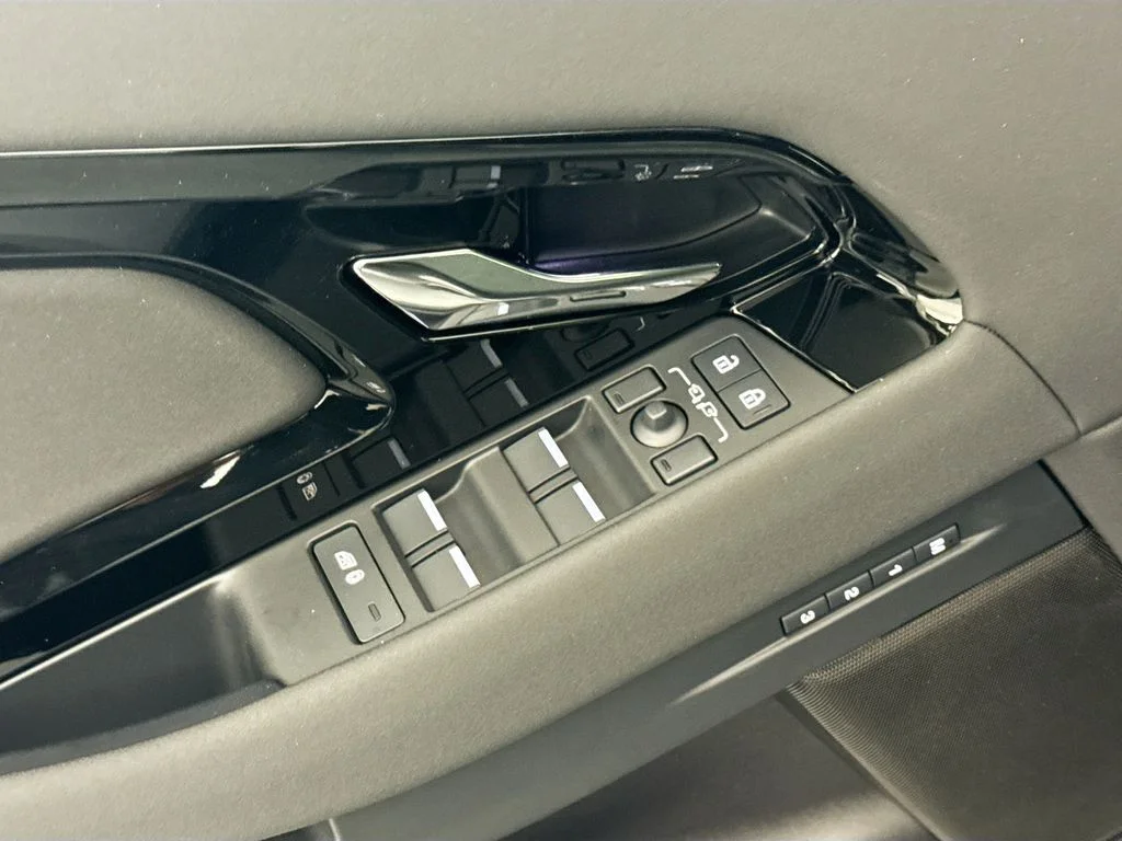New 2026 Eiger Grey Land Rover Core S image 17