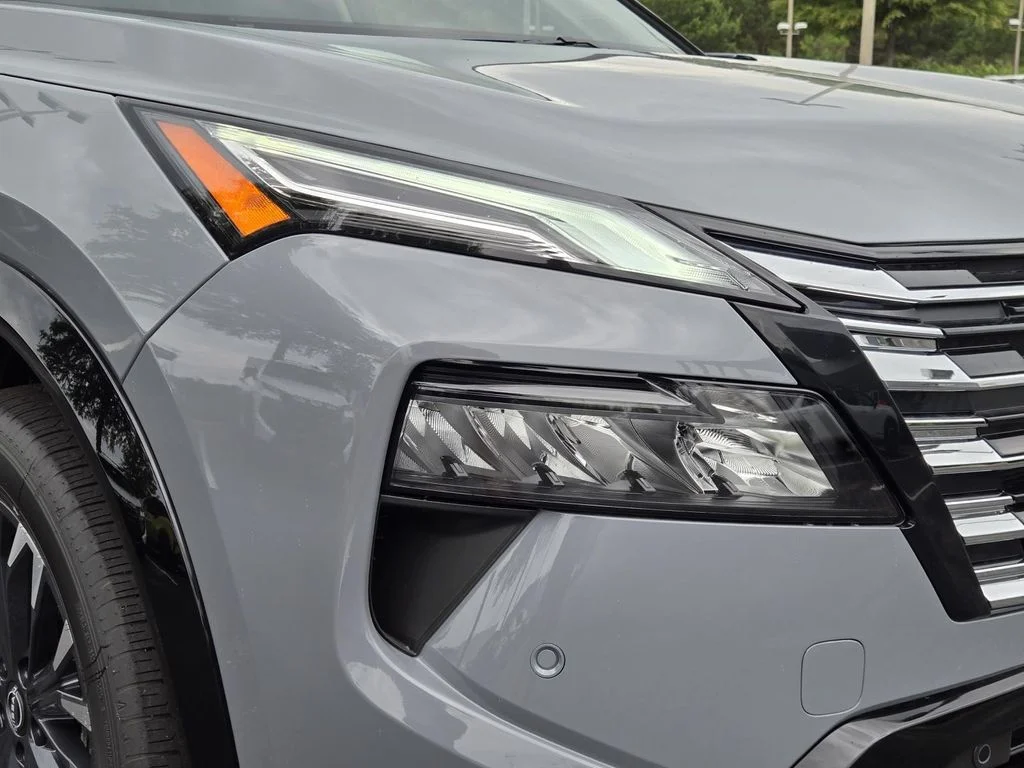 New 2026 Boulder Gray Pearl / Super Black Two-tone Nissan Platinum image 2