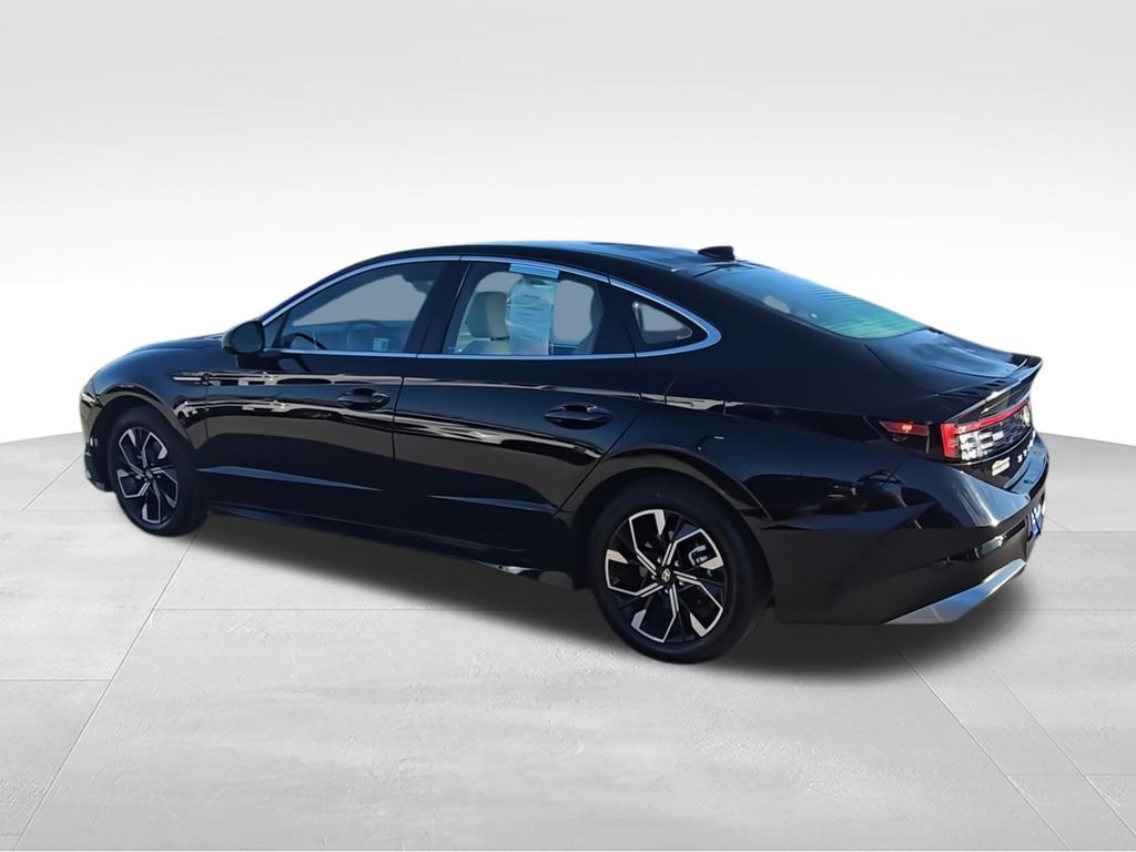 Used 2024 Black Hyundai SEL image 6