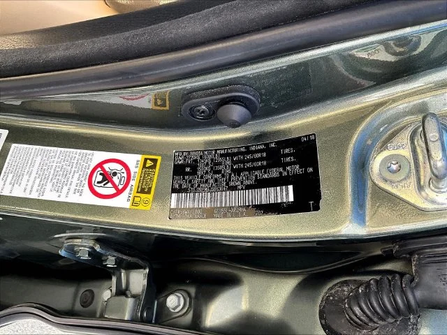 Used 2018 Green Toyota XLE image 21